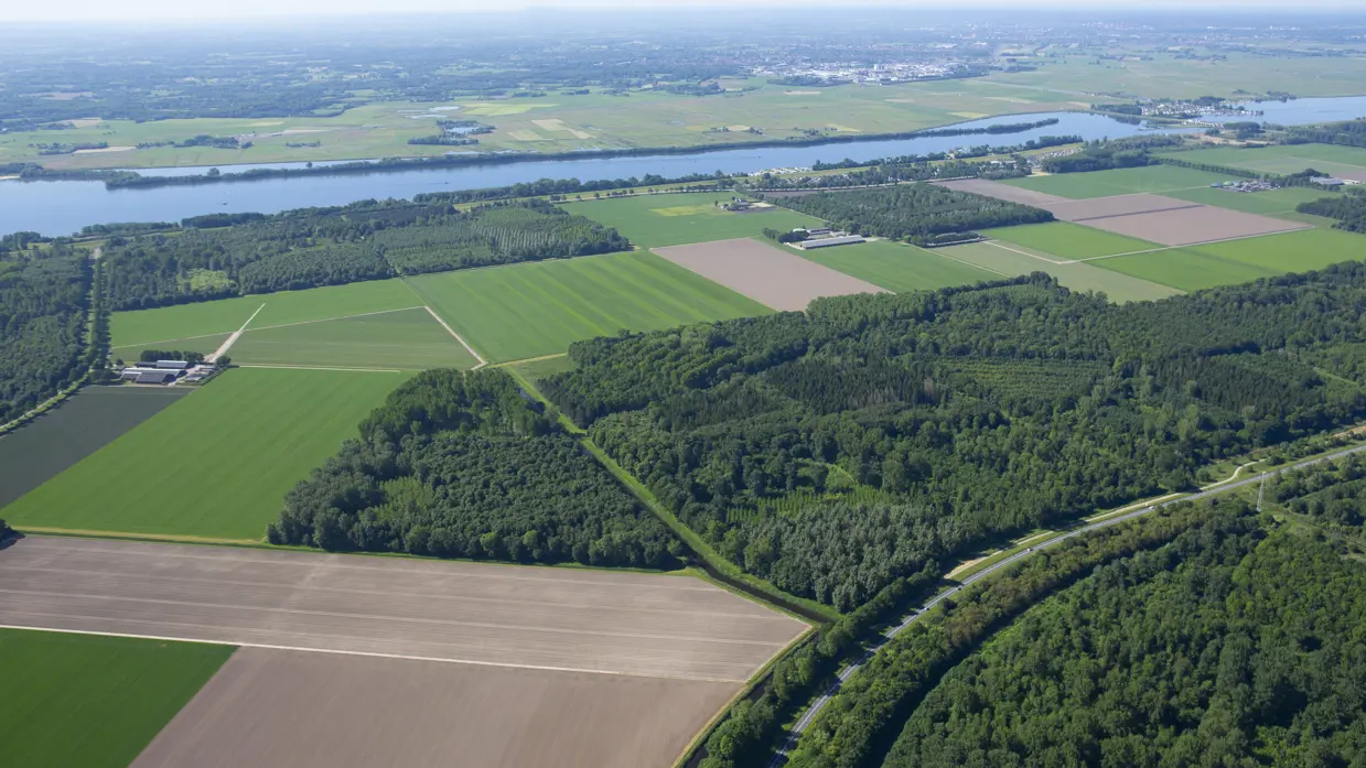 Luchtfoto van landelijk gebied met bos, weilanden en water