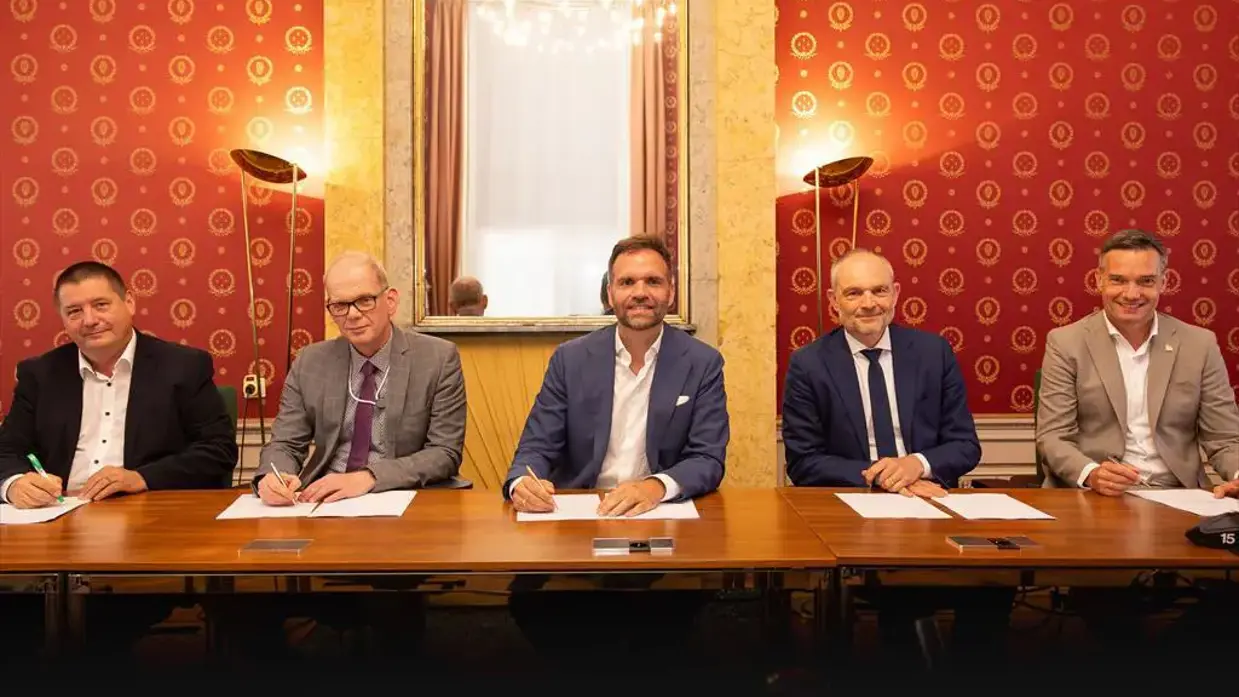 De onderhandelaars achter een tafel.