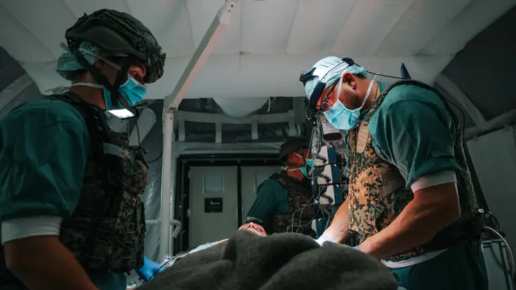 2 militaire artsen opereren patiënt.