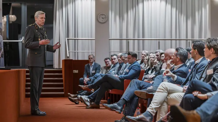 Luitenant-generaal Maas spreekt zaal toe.