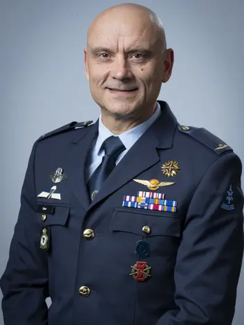 Portretfoto Commandant Lucht- en Ruimtestrijdkrachten luitenant-generaal André Steur.