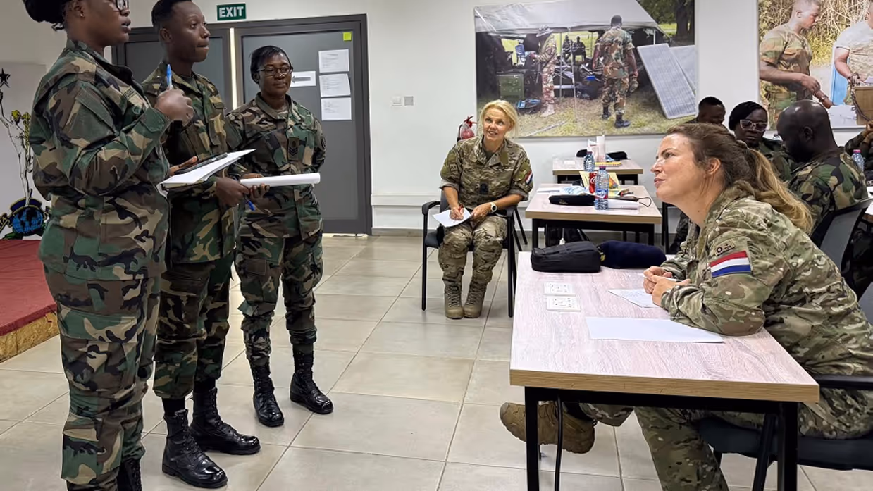 Ghanese en Nederlandse militairen in een klas.