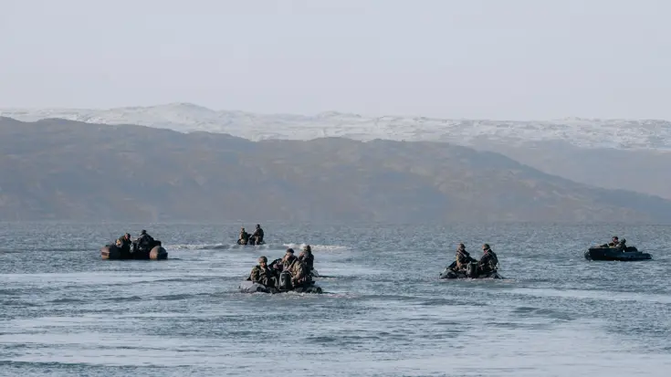Militairen in rubberbootjes in fjorden.