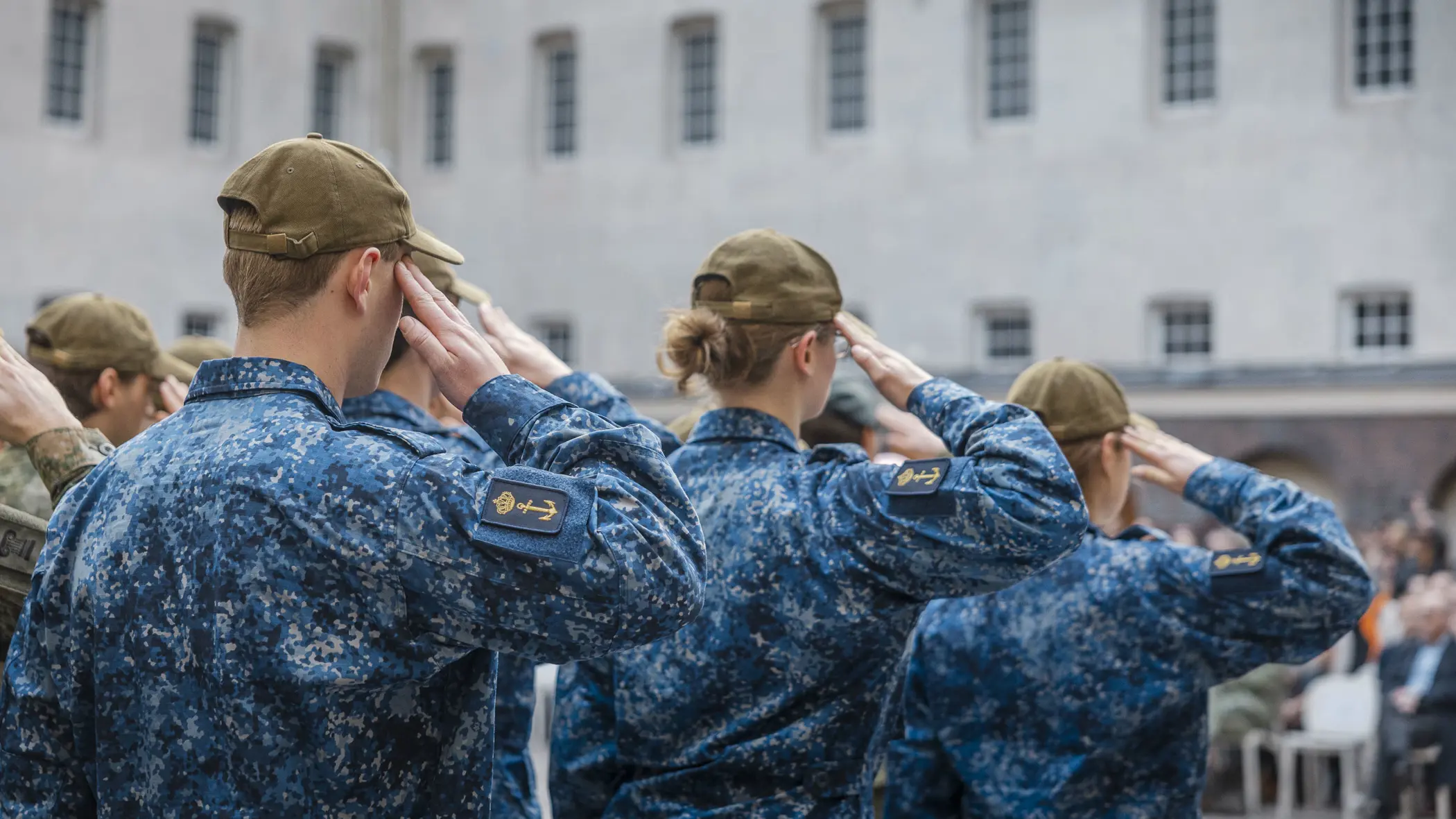 Militairen salueren, op de rug gezien