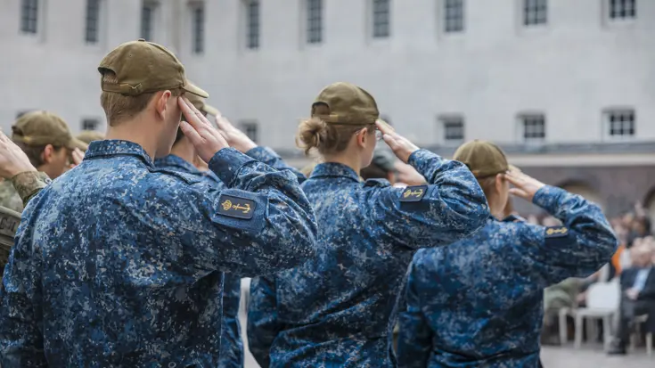 3 saluerende militairen. 