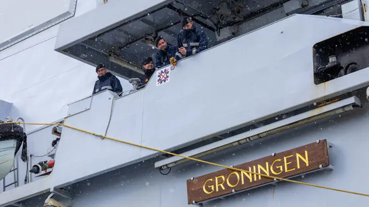 Militairen aan boord van een schip.