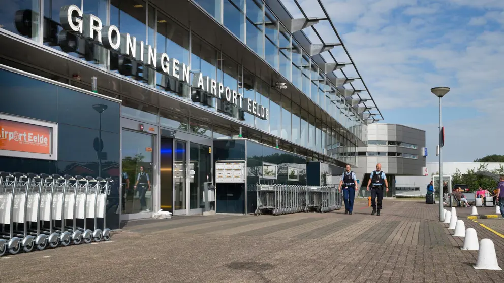 De voorkant van Groningen Airport Eelde. 