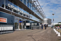 De voorkant van Groningen Airport Eelde. 