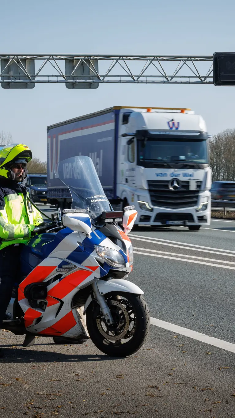 Twee motoren van de marechaussee op de vluchtstrook tijdens een controle langs de Duits-Nederlandse grens.