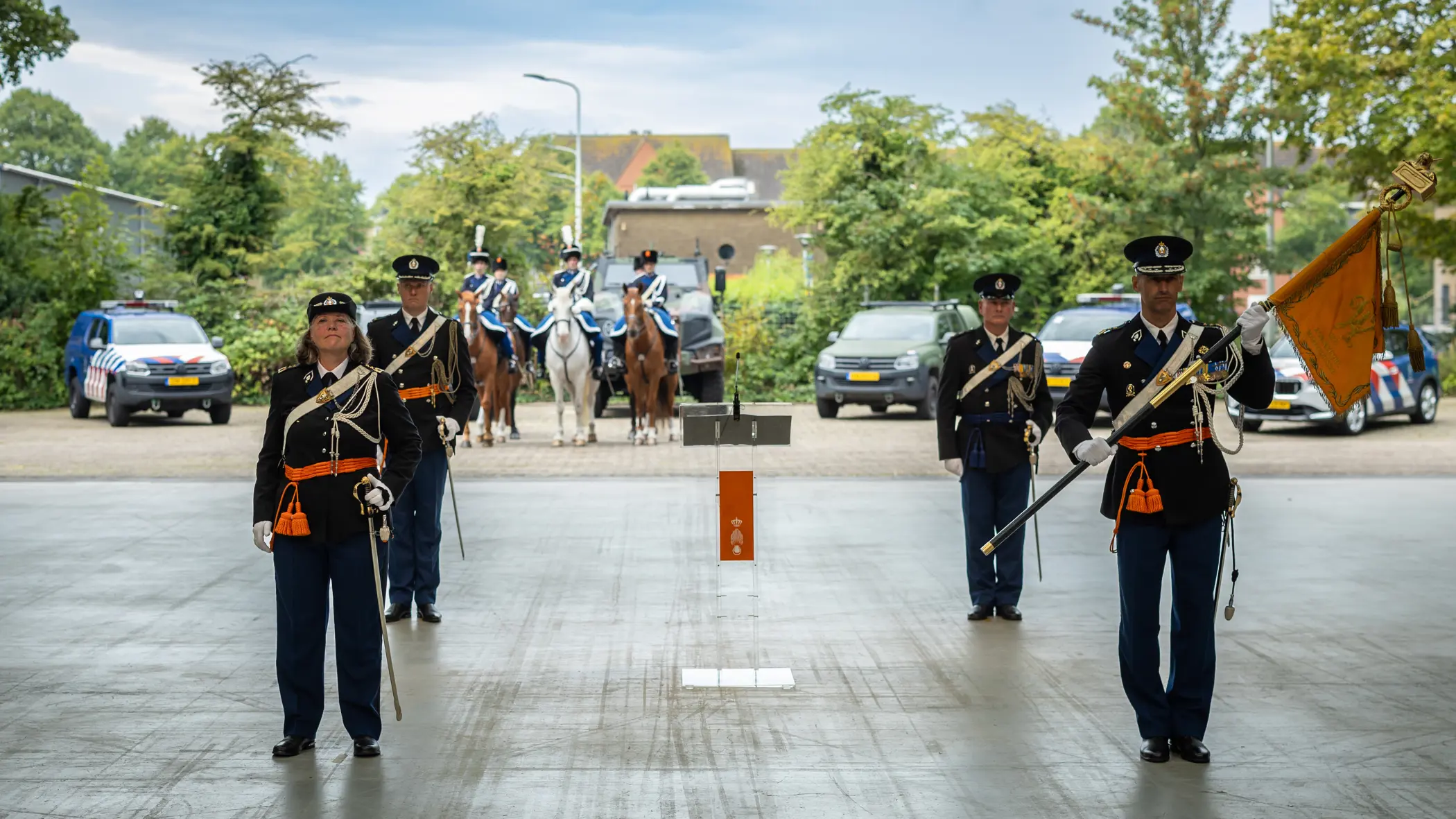 De oude en de nieuwe C-KMar staan opgesteld met het vaandel in de hand.
