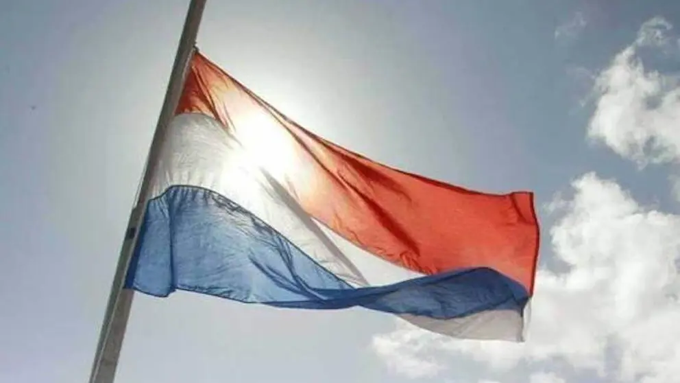 Vlag hangt halfstok.