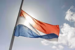 Vlag hangt halfstok.