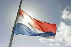 Vlag hangt halfstok.
