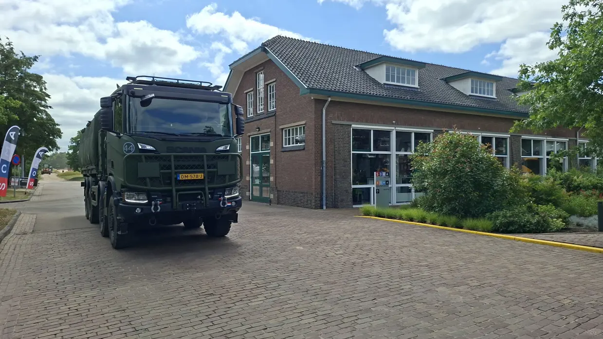 Een militair voertuig rijdt over de WGF Kazerne in Harderijk 