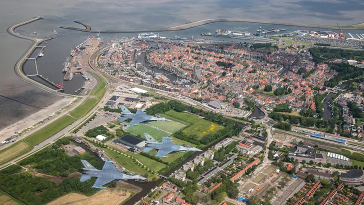 3 F-16's vliegen in formatie de Elfstedentocht, hier boven Harlingen.