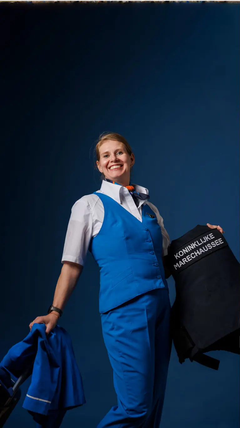 3 portretten van reservisten in respectievelijk pak, KLM-pak en in een toga.