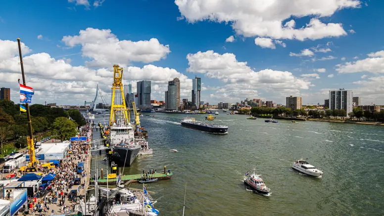 Een overzicht van de Parkkade, met op de voorgrond de marineschepen.