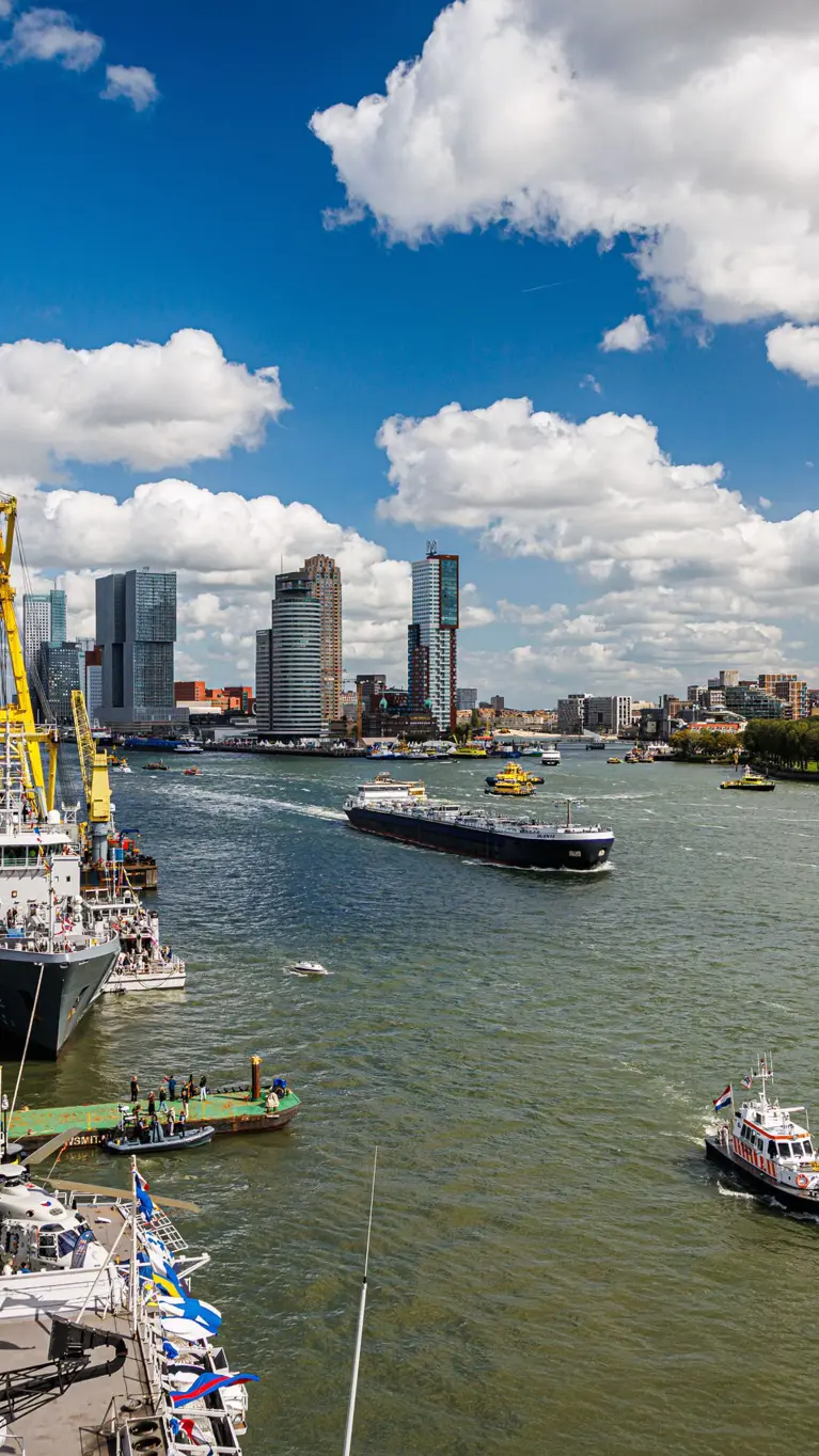 Een overzicht van de Parkkade, met op de voorgrond de marineschepen.