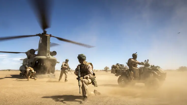 Militairen stijgen uit Chinook in Mali.