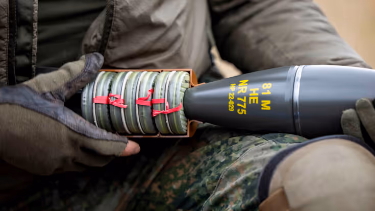 Een mortier in de hand van een militair.