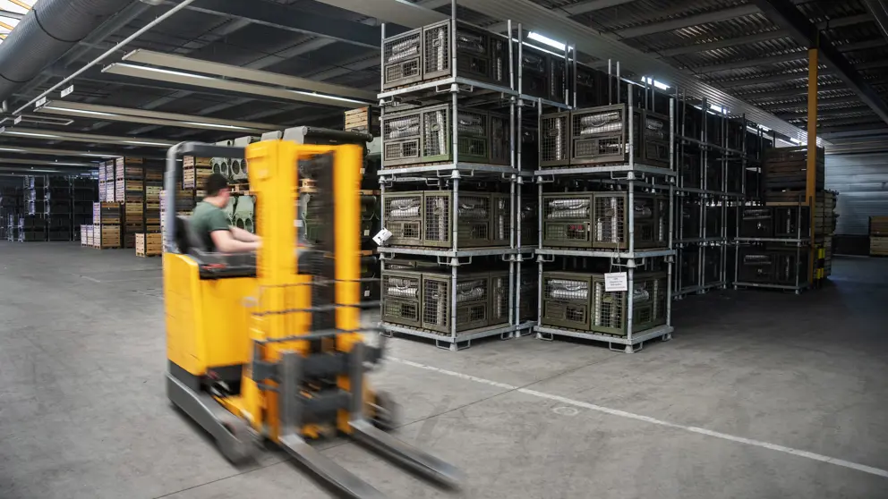 Een steekwagen rijdt door een militaire opslagplaats