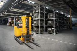 Een steekwagen rijdt door een militaire opslagplaats