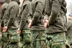 Militairen tijdens baretuitreiking