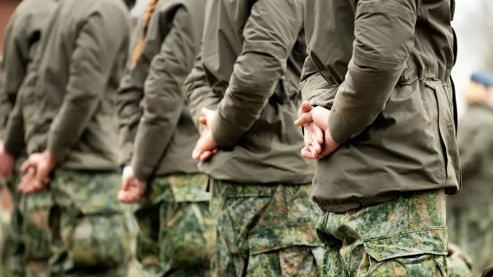 Militairen tijdens baretuitreiking