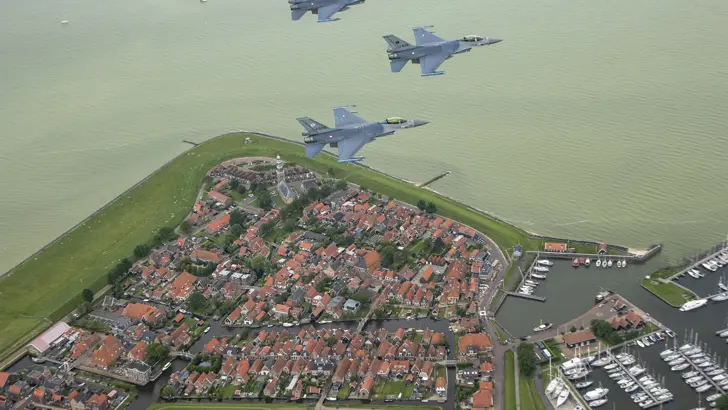 3 F-16's vliegen in formatie de Elfstedentocht, hier boven Hindeloopen.