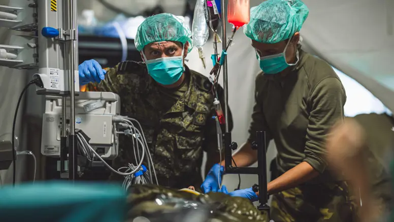 Militaire artsen aan het werk