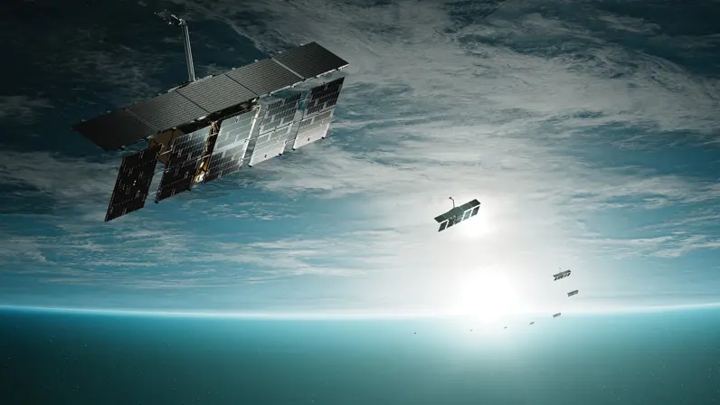 Voorstelling van een groep ICEYE-satellieten in de ruimte boven de aarde.