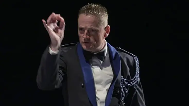 Portretfoto van Ido Gerard Kempenaar, chef-dirigent van het Orkest Koninklijke Marechaussee.