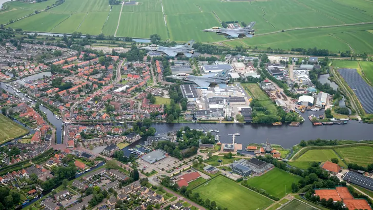 3 F-16's vliegen in formatie de Elfstedentocht, hier boven IJlst.