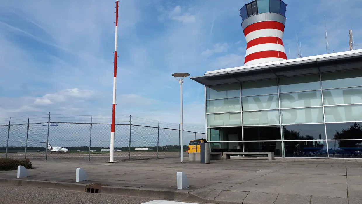 Vooraanzicht van Lelystad Airport.