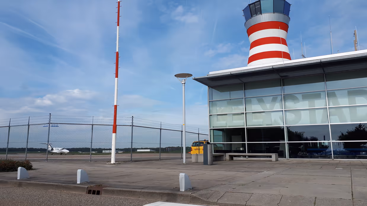 Vooraanzicht van Lelystad Airport.