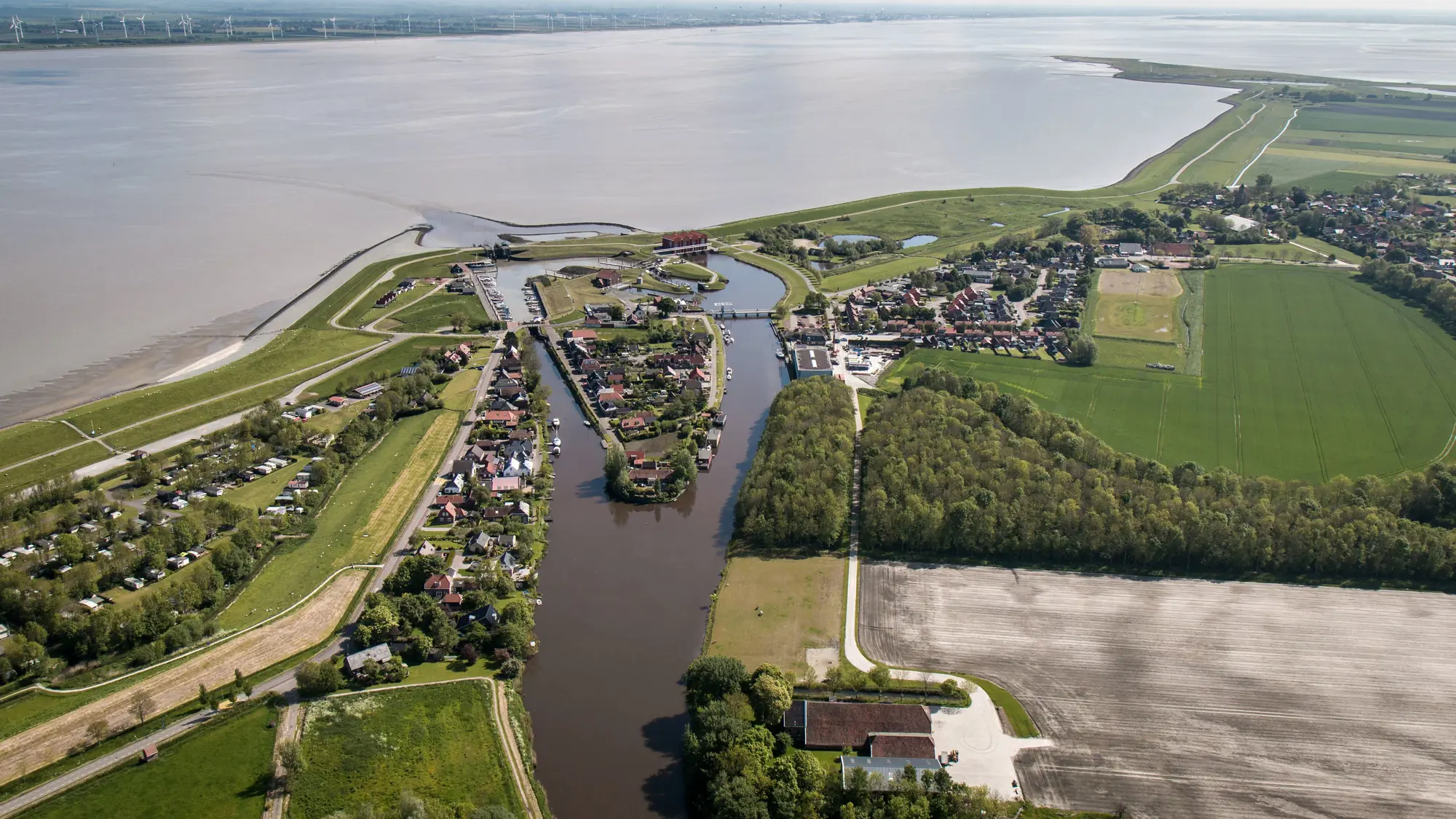 Beeld vanuit de lucht van grensgebied tussen land en zee.