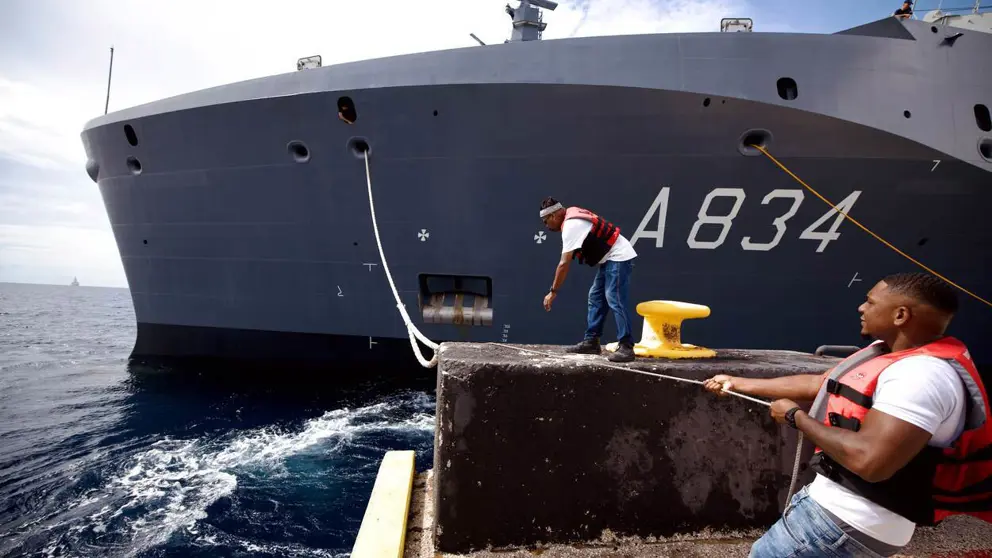 Aankomst van een marineschip.