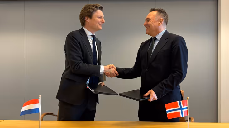 Defensieministers van Nederland en Noorwegen schudden elkaar de hand.