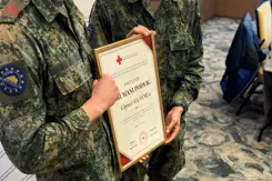 Onderscheiding in handen van militairen.
