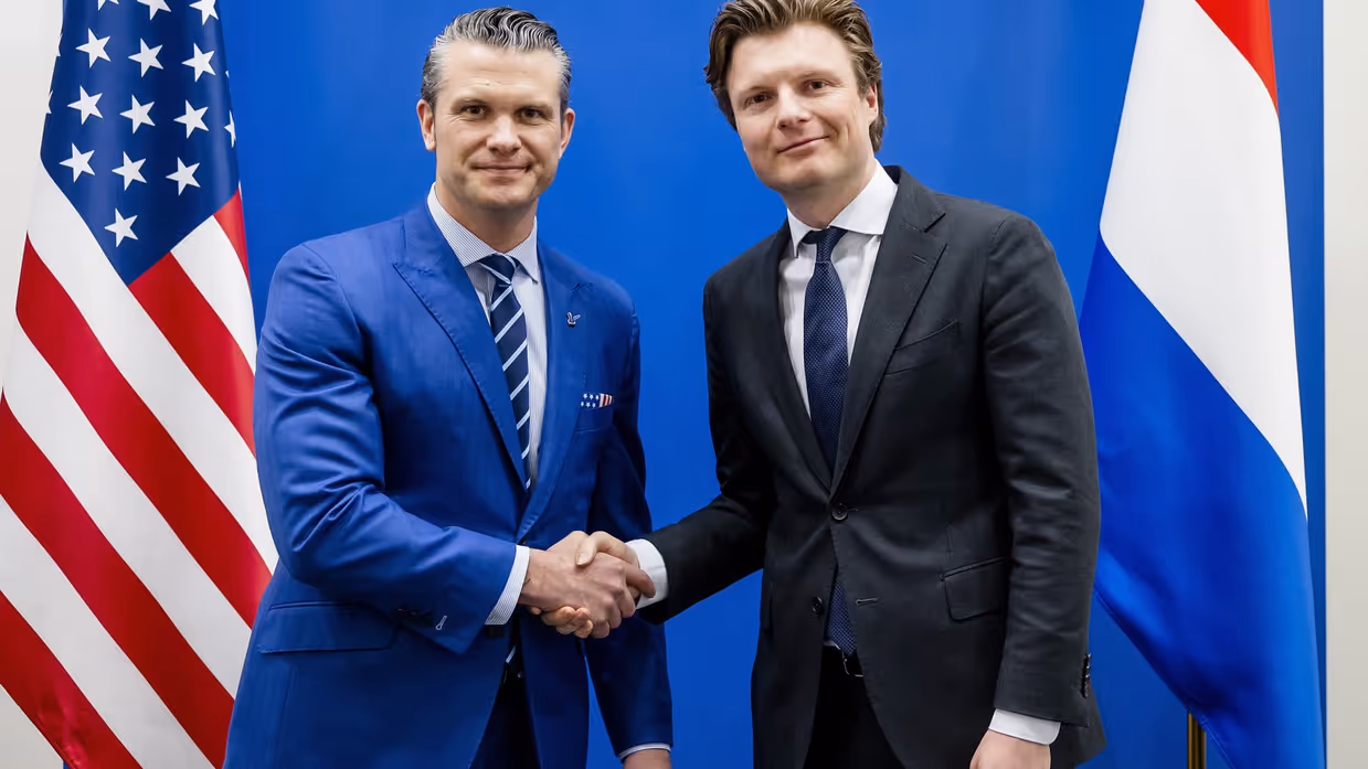 De minister schudt de hand van zijn Amerikaanse collega.