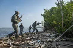 Militairen trekken met wapen en al de jungle in.