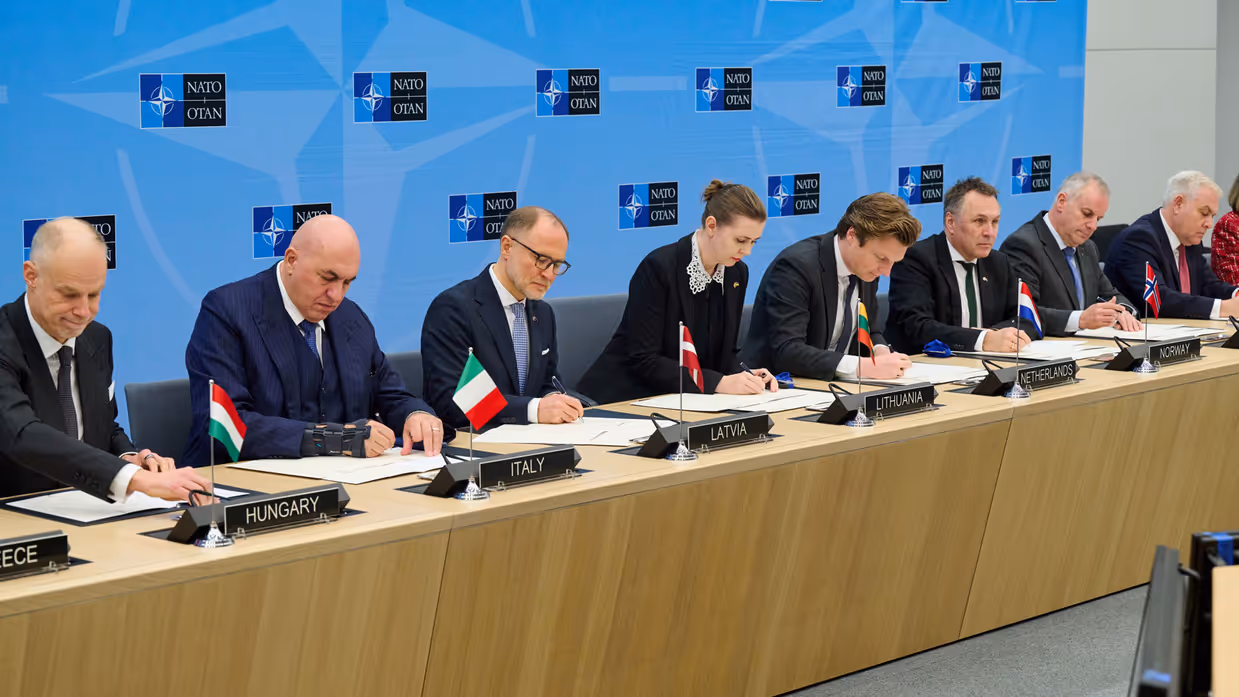 Ministers ondertekenen verklaringen.