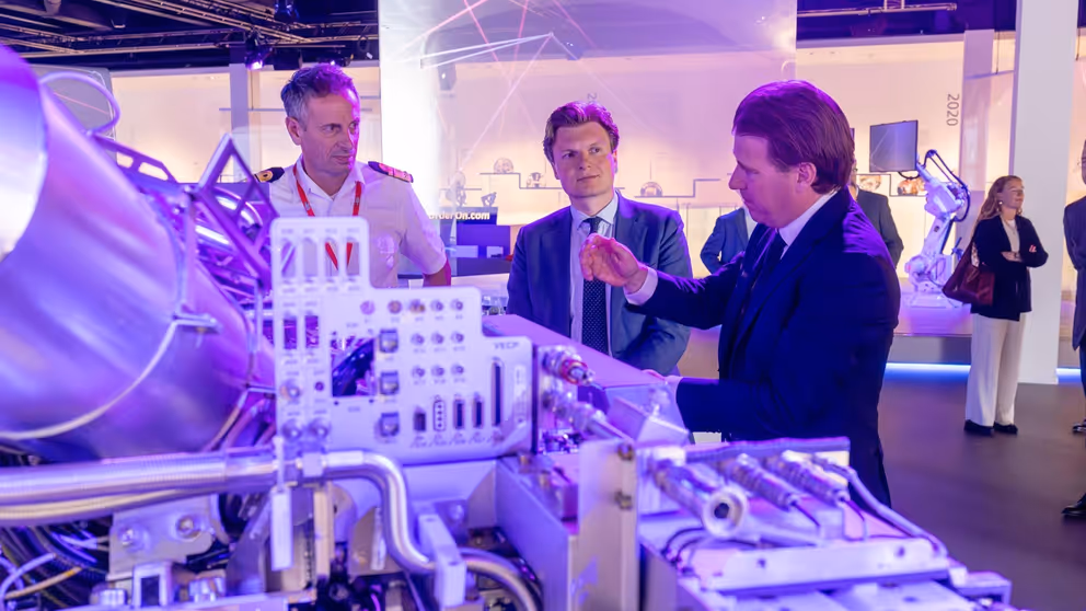 De minister krijgt uitleg.