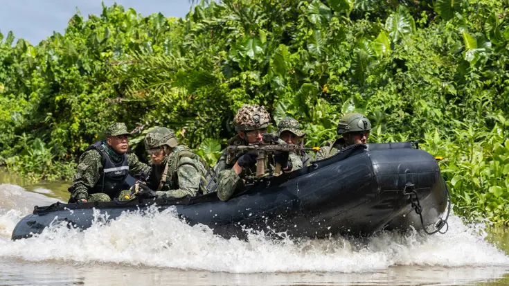 Mariniers op een bootje.