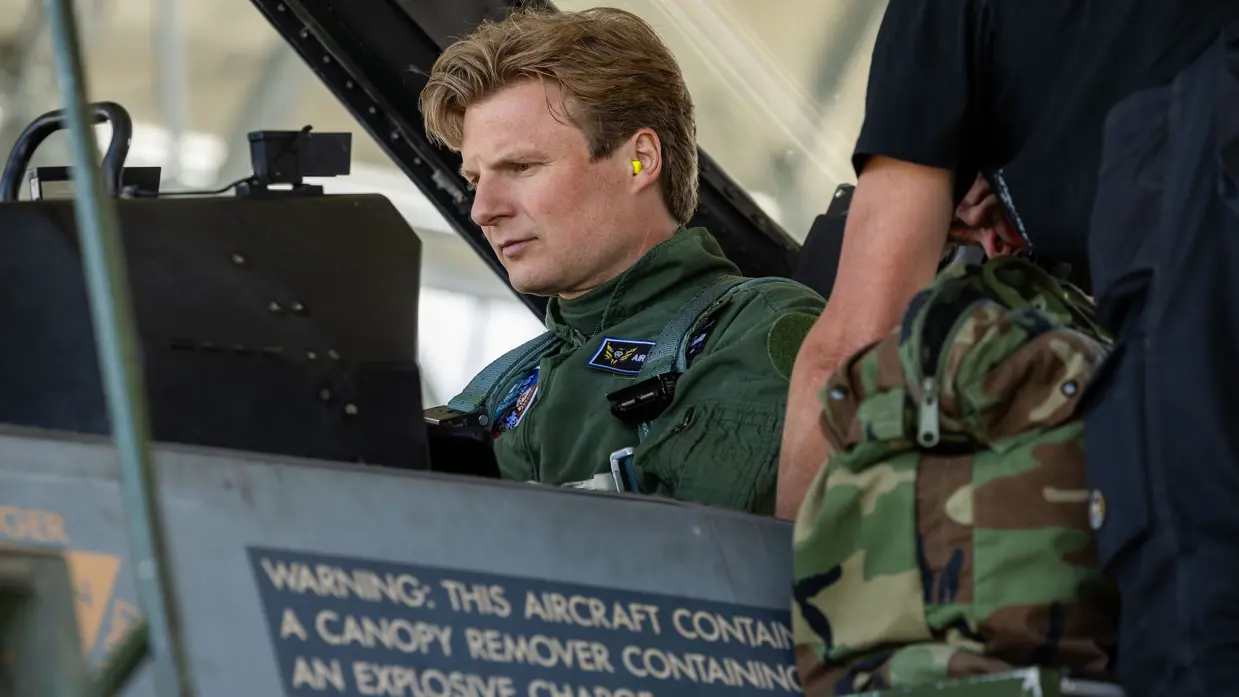 De minister zit in een F-16.