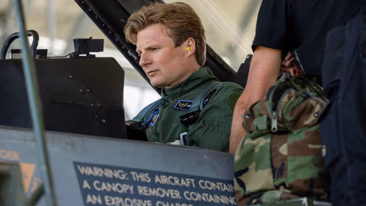 De minister zit in een F-16.