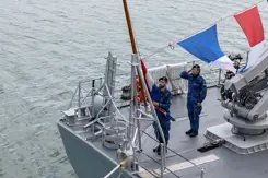 Mariniers op het achterdek van een schip,