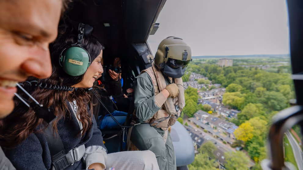 Artiesten in Cougar-transporthelikopter tijdens vervoer naar Bevrijdingsfestival.