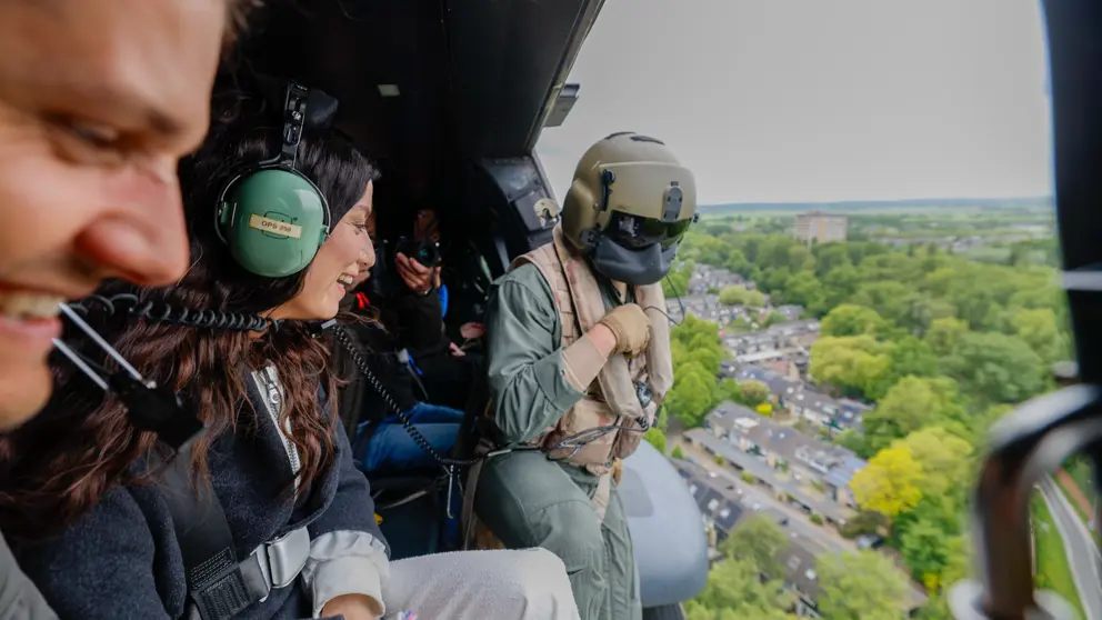 Artiesten in Cougar-transporthelikopter tijdens vervoer naar Bevrijdingsfestival.