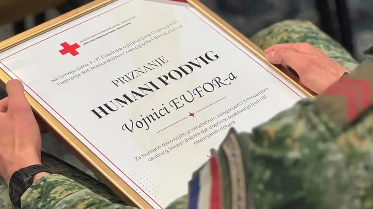 Onderscheiding in handen van militair.